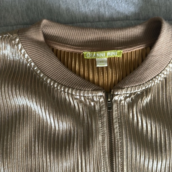 Gold zip up top - Picture 3 of 4